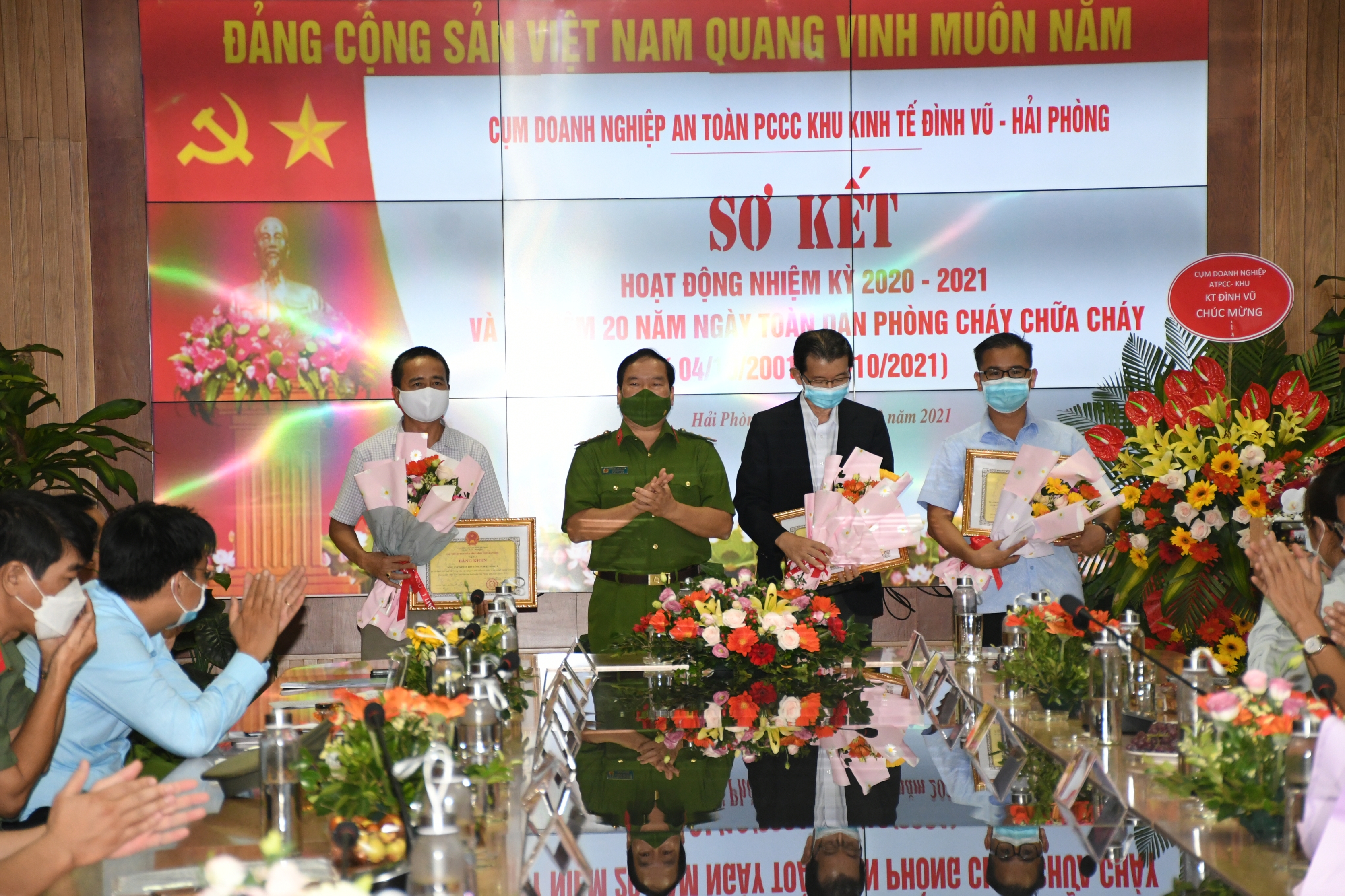 UBND thành phố tặng bằng khen 1 tập thể, 3 cá nhân xuất sắc trong Cụm doanh nghiệp an toàn PCCC Khu kinh tế Đình Vũ